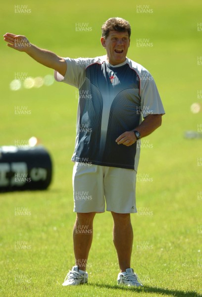 31.07.07 - Wales Rugby Training - Wales Coach, Gareth Jenkins makes a point during training 