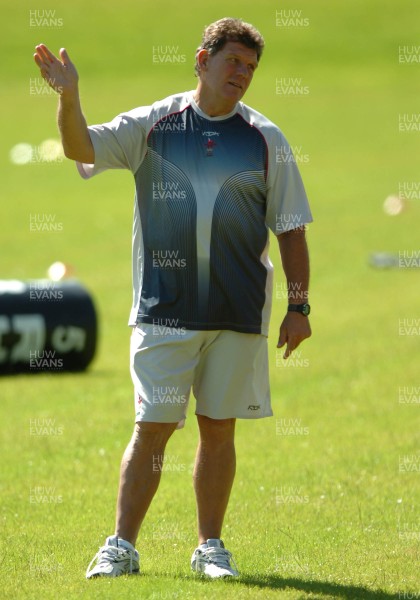 31.07.07 - Wales Rugby Training - Wales Coach, Gareth Jenkins makes a point during training 