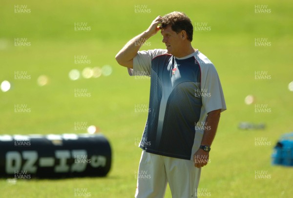 31.07.07 - Wales Rugby Training - Wales Coach, Gareth Jenkins makes a point during training 