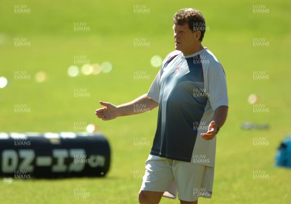 31.07.07 - Wales Rugby Training - Wales Coach, Gareth Jenkins makes a point during training 