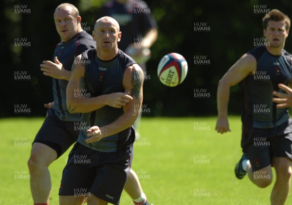31.07.07 - Wales Rugby Training - Gareth Thomas during training as Iestyn Thomas(L) and Ceri Sweeney follow 