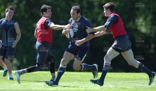 31.07.07 - Wales Rugby Press Conference - Robert Sidoli takes on Mike Phillips(L) and Michael Owen during training 
