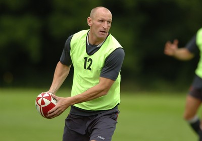 31.08.07 - Wales Rugby Training - Gareth Thomas in action during training 