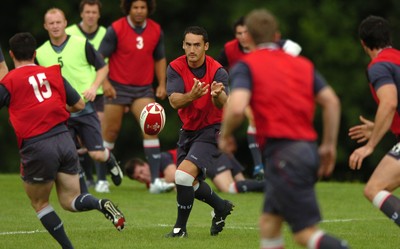31.08.07 - Wales Rugby Training - Sonny Parker gets the backs moving during training 