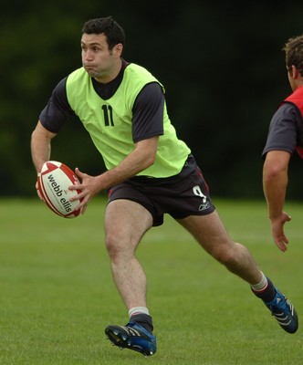 31.08.07 - Wales Rugby Training - Stephen Jones in action during training 