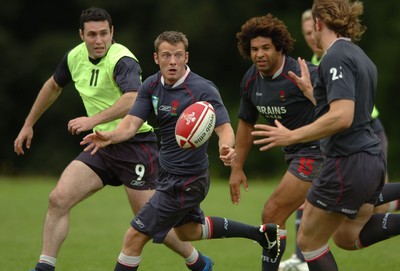 31.08.07 - Wales Rugby Training - Kevin Morgan passes during training 
