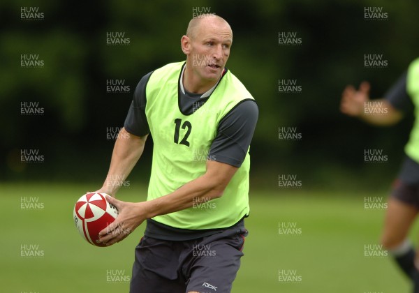 31.08.07 - Wales Rugby Training - Gareth Thomas in action during training 