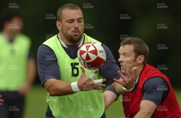 31.08.07 - Wales Rugby Training - Chris Horsman is tackled by Kevin Morgan during training 