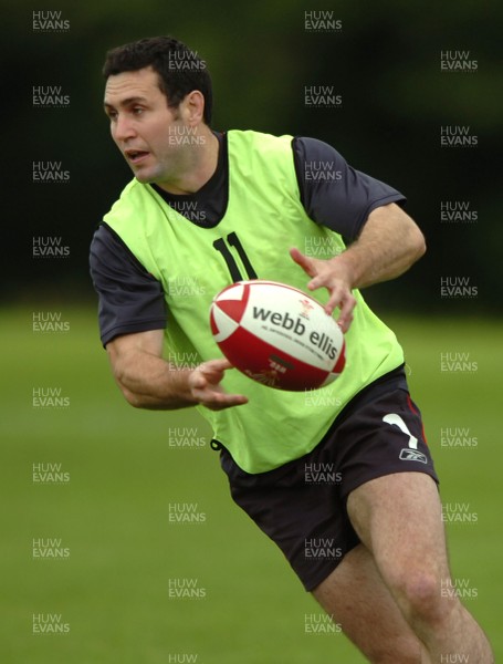 31.08.07 - Wales Rugby Training - Stephen Jones in action during training 