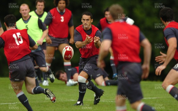 31.08.07 - Wales Rugby Training - Sonny Parker gets the backs moving during training 