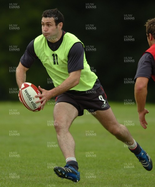 31.08.07 - Wales Rugby Training - Stephen Jones in action during training 