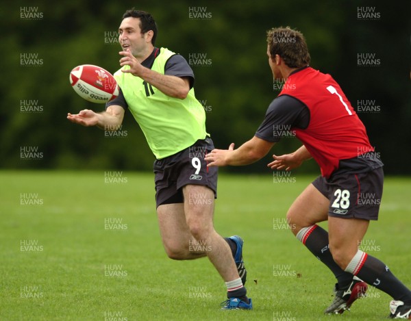 31.08.07 - Wales Rugby Training - Stephen Jones in action during training 