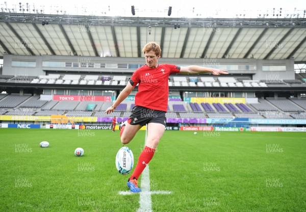 311019 - Wales Rugby Training - Rhys Patchell during training