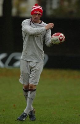 14.11.06 - Wales Rugby Training - Gareth Thomas enjoys training in his Children in Need bobble hat 