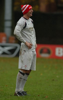 14.11.06 - Wales Rugby Training - Gareth Thomas enjoys training in his Children in Need bobble hat 