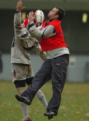 14.11.06 - Wales Rugby Training - Mark Jones takes high ball during training 