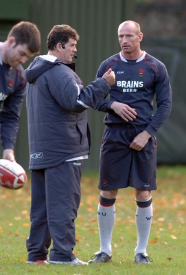 14.11.06 - Wales Rugby Training - New Wales Captain, Gareth Thomas talks to Wales Head Coach, Gareth Jenkins 