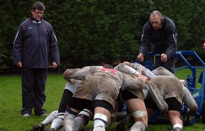 14.11.06 - Wales Rugby Press Conf. - Wales Head Coach, Gareth Jenkins looks on as Forwards Coach, Robin Mcbryde puts the players through their paces on the scrum machine 