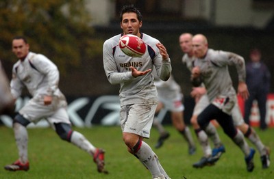 14.11.06 - Wales Rugby Press Conf. - Gavin Henson takes a pass 