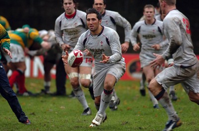 14.11.06 - Wales Rugby Press Conf. - Gavin Henson offloads 