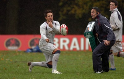 14.11.06 - Wales Rugby Press Conf. - Gavin henson offloads as Nigel Davies closes in 