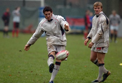 14.11.06 - Wales Rugby Press Conf. - Dwayne Peel looks on as James Hook takes a kick as they for Wales' new half back pairing  