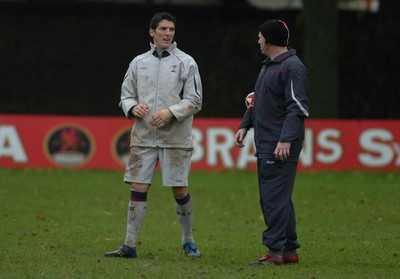 14.11.06 - Wales Rugby Press Conf. - James Hook(L) talks to Kicking Coach, Neil Jenkins during training 