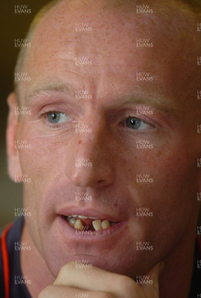 14.11.06 - Wales Rugby Press Conf. - New Wales Captain, Gareth Thomas talks to the media 