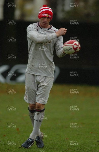 14.11.06 - Wales Rugby Training - Gareth Thomas enjoys training in his Children in Need bobble hat 