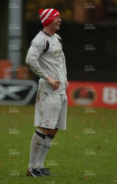 14.11.06 - Wales Rugby Training - Gareth Thomas enjoys training in his Children in Need bobble hat 