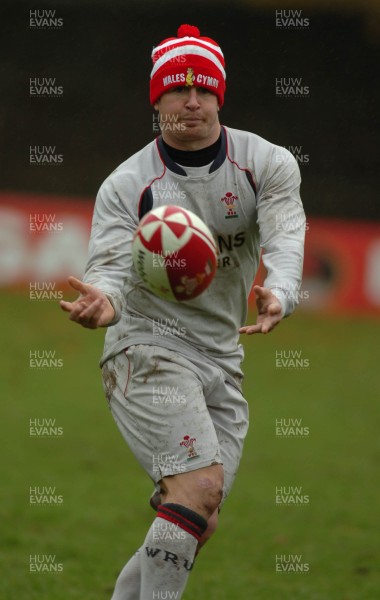 14.11.06 - Wales Rugby Training - Shane Williams enjoys training in his Children in Need bobble hat 
