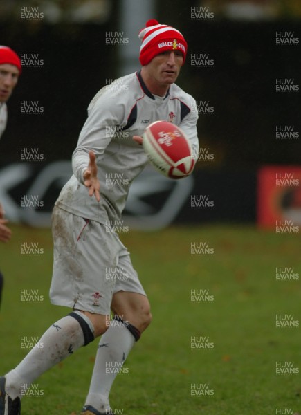 14.11.06 - Wales Rugby Training - Gareth Thomas enjoys training in his Children in Need bobble hat 