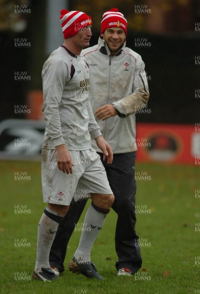 14.11.06 - Wales Rugby Training - Mike Phillips(R) and Gareth Thomas enjoy training in their Children in Need bobble hats 