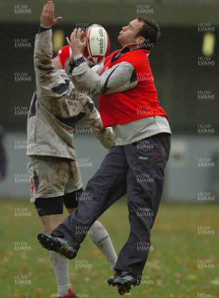 14.11.06 - Wales Rugby Training - Mark Jones takes high ball during training 
