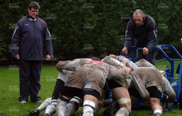 14.11.06 - Wales Rugby Press Conf. - Wales Head Coach, Gareth Jenkins looks on as Forwards Coach, Robin Mcbryde puts the players through their paces on the scrum machine 