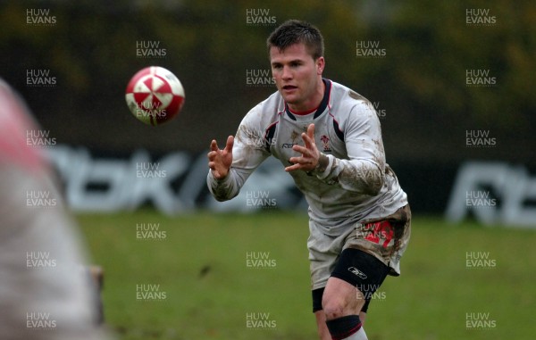 14.11.06 - Wales Rugby Press Conf. - Ceri Sweeney takes a pass 