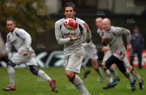 14.11.06 - Wales Rugby Press Conf. - Gavin Henson takes a pass 