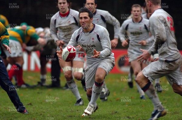 14.11.06 - Wales Rugby Press Conf. - Gavin Henson offloads 