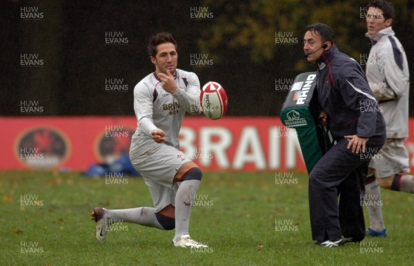 14.11.06 - Wales Rugby Press Conf. - Gavin henson offloads as Nigel Davies closes in 