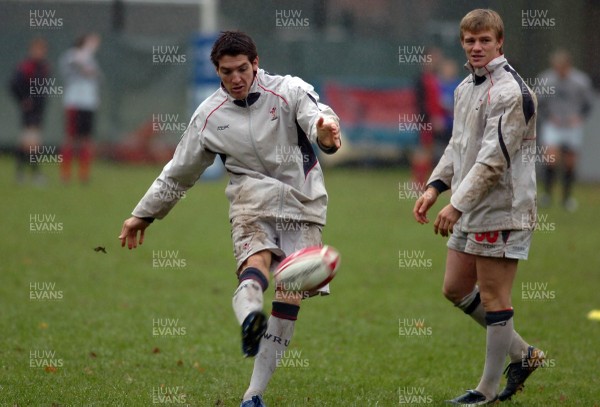 14.11.06 - Wales Rugby Press Conf. - Dwayne Peel looks on as James Hook takes a kick as they for Wales' new half back pairing  