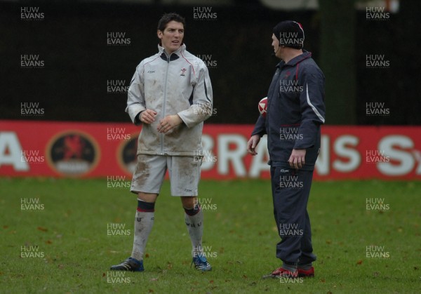14.11.06 - Wales Rugby Press Conf. - James Hook(L) talks to Kicking Coach, Neil Jenkins during training 