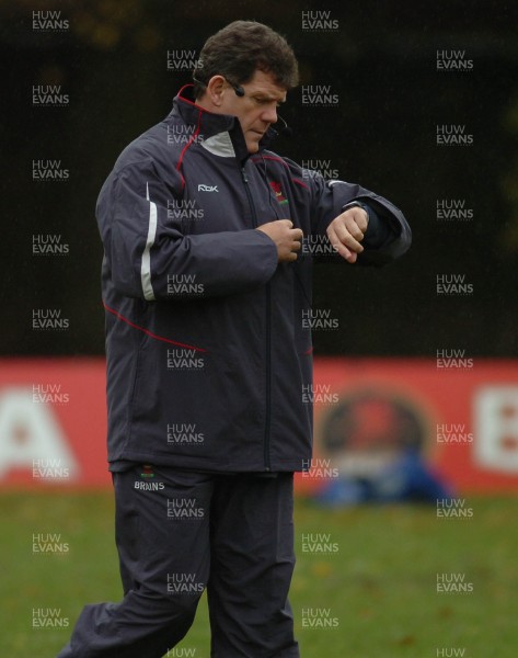 14.11.06 - Wales Rugby Press Conf. - Gareth Jenkins during training 