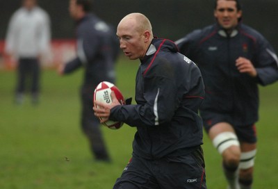 22.11.06 - Wales Rugby Training - Tom Shanklin breaks during training 