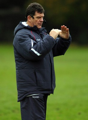 22.11.06 - Wales Rugby Training - Wales' Coach, Gareth Jenkins makes a point during training 