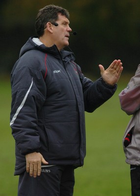 22.11.06 - Wales Rugby Training - Wales' Coach, Gareth Jenkins makes a point during training 
