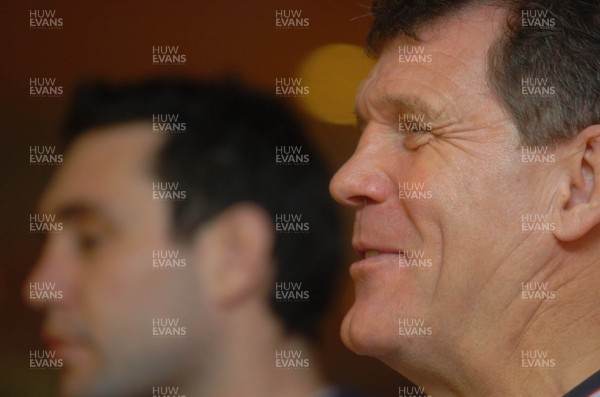 22.11.06 - Wales Rugby Team Announcement - Wales' Head Coach, Gareth Jenkins(R) names his team to face New Zealand on Saturday along side his captain, Stephen Jones 