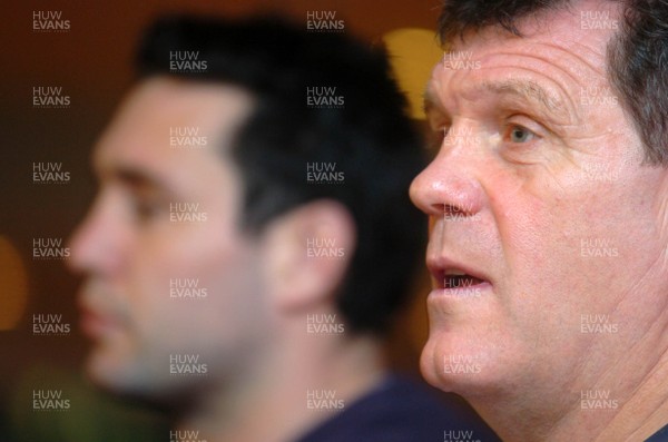 22.11.06 - Wales Rugby Team Announcement - Wales' Head Coach, Gareth Jenkins(R) names his team to face New Zealand on Saturday along side his captain, Stephen Jones 