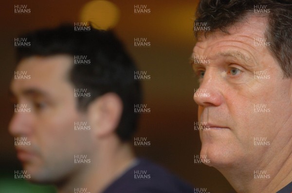 22.11.06 - Wales Rugby Team Announcement - Wales' Head Coach, Gareth Jenkins(R) names his team to face New Zealand on Saturday along side his captain, Stephen Jones 