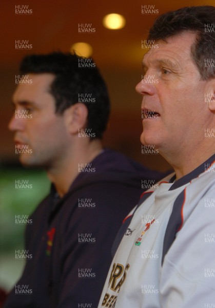 22.11.06 - Wales Rugby Team Announcement - Wales' Head Coach, Gareth Jenkins(R) names his team to face New Zealand on Saturday along side his captain, Stephen Jones 