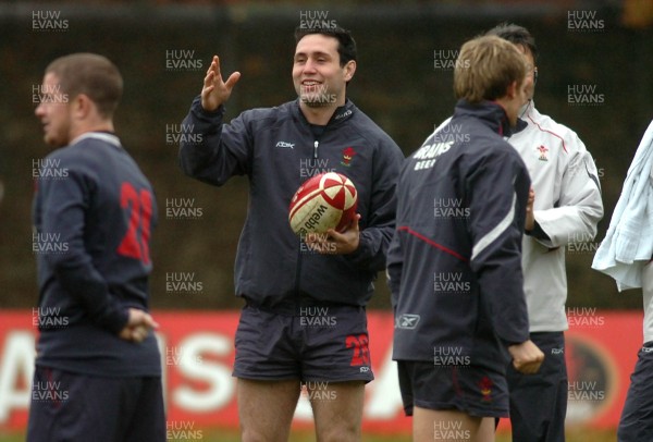 22.11.06 - Wales Rugby Training - Stephen Jones during training 